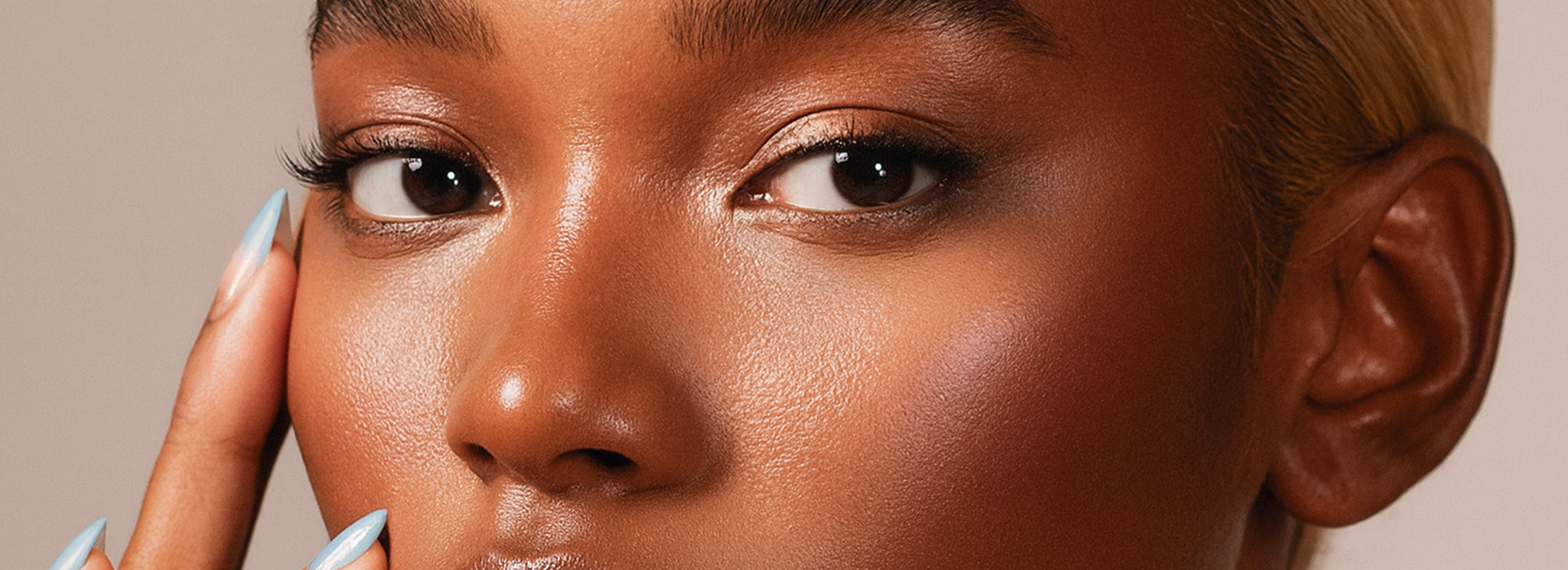 Correttore in stick: come usarlo al meglio per coprire, illuminare e uniformare il viso