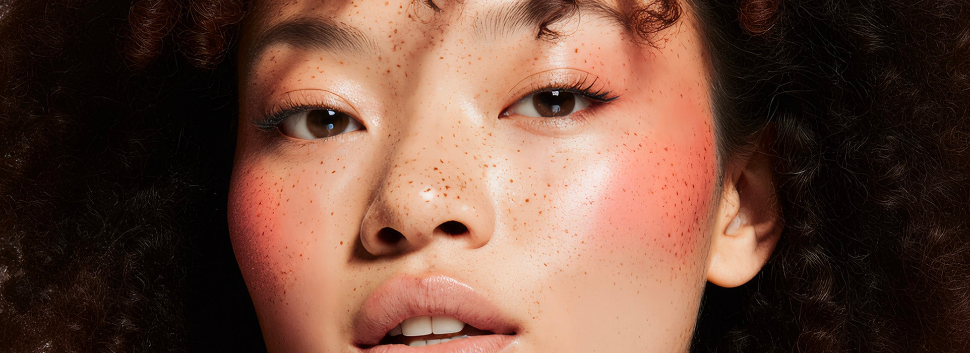 Come applicare il blush liquido per un effetto bonne mine naturale e a lunga tenuta