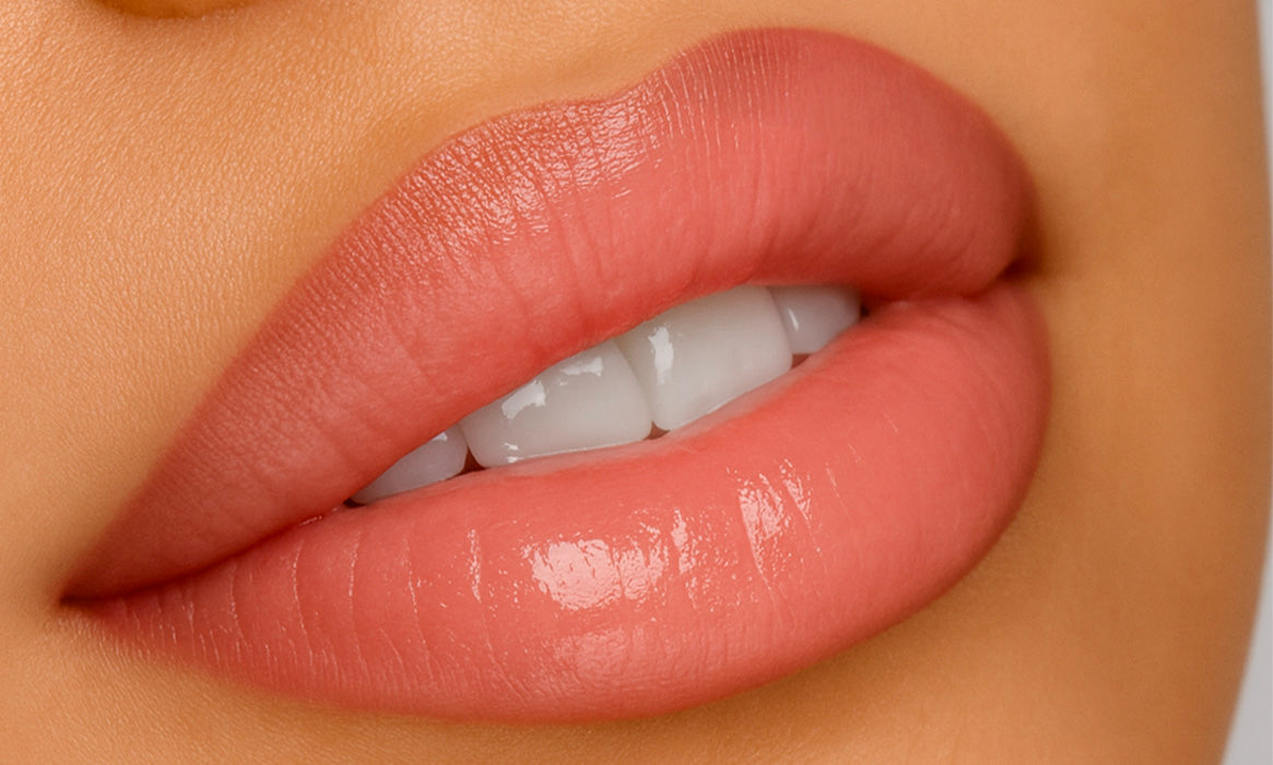 Lip Combo Mania: il trend labbra 2025 che trasforma il make-up