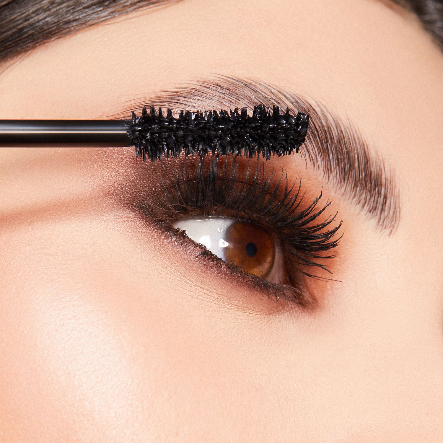 full-volume-lash-mascara_MODELLA2